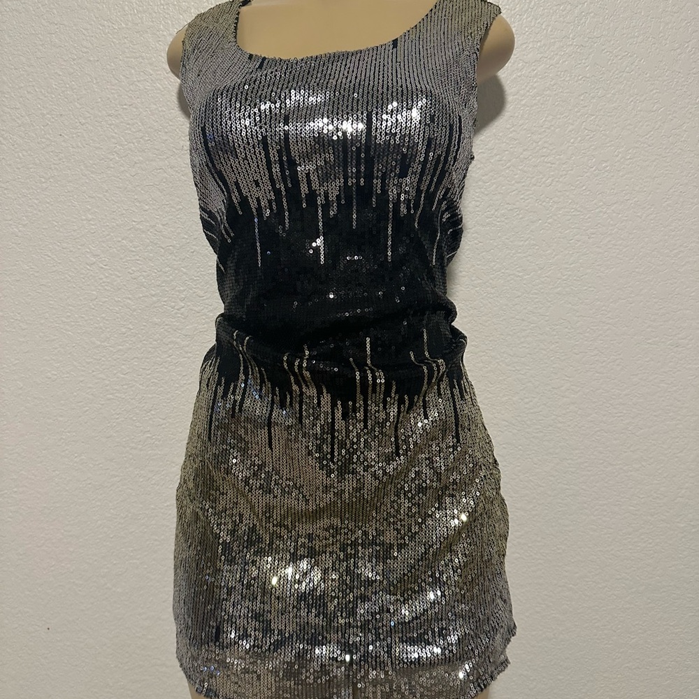 Vestidos de noche size M y el de mezclilla es size 8 todo en excelente estado..